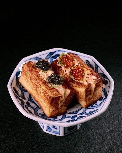 Хоккайдо тост с крабом и двумя видами икры 