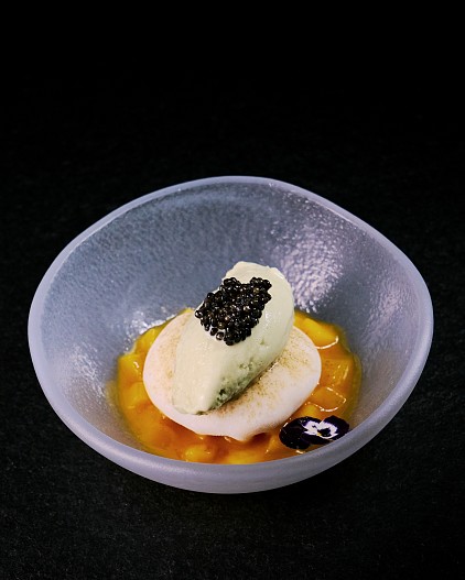 Моти с сорбетом матча и черной икрой 