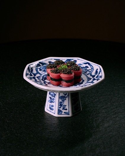 Ролл с тунцом Аками и черной икрой 