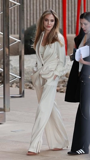 Анджелина Джоли