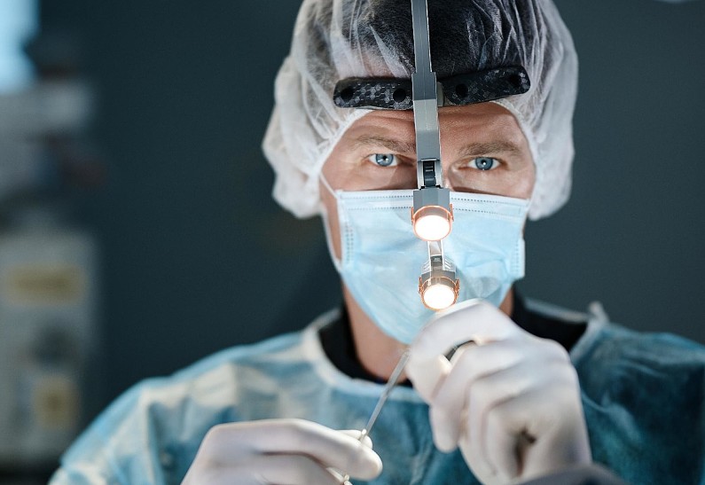 «Грудь без шва» с пожизненной гарантией: пластический хирург рассказал о новой разработке