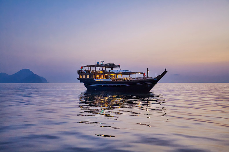 В прошлом лодки доу использовались для транспортировки ладана, фиников и других ценных товаров из Омана в дальние страны