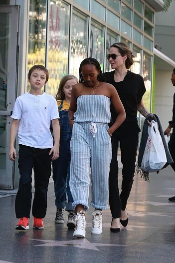 Анджелины Джоли с детьми