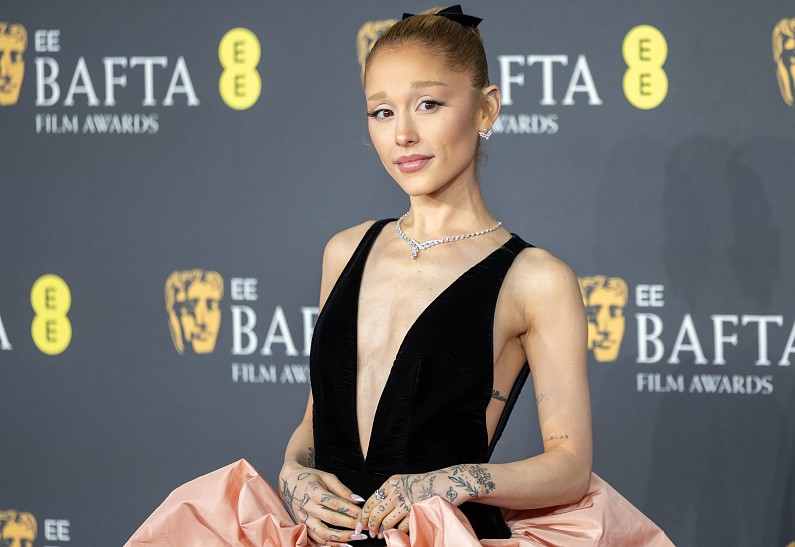 Стресс от насыщенного графика тяжело сказывается на Ариане Гранде