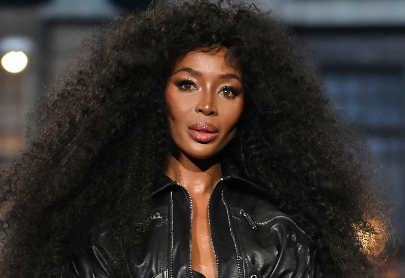 Ирина Шейк и Наоми Кэмпбелл в провокационных образах появились на модном показе в Милане 