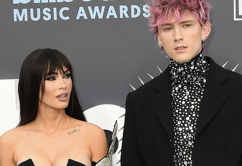 На пути к изменениям: бросивший беременную Меган Фокс Machine Gun Kelly ударился в психологический самоанализ