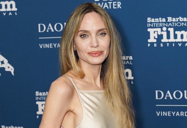 Анджелина Джоли появилась на публике в стильном платье-пеньюаре