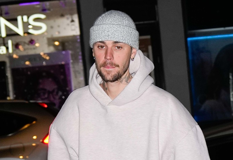 Джастин Бибер показал голый торс и тату со смыслом 