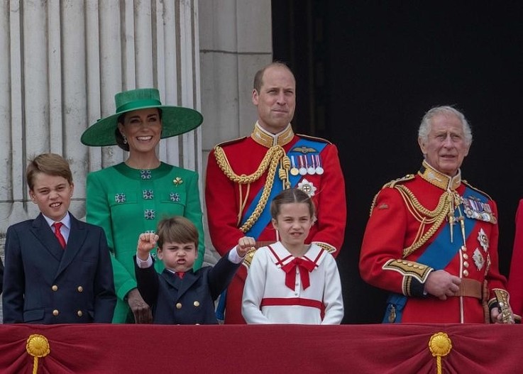 Принц Джордж, Кейт Миддлтон, принц Луи, принц Уильям, принцесса Шарлотта, Карл III
