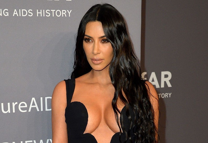 Ким Кардашьян держится подальше от Канье Уэста после его скандальных заявлений в соцсетях