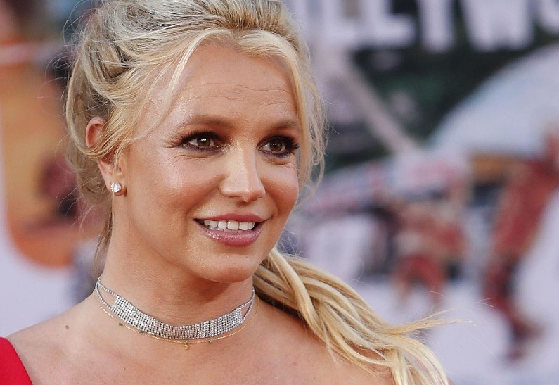 Бритни Спирс исполнила под трек Джастина Тимберлейка жаркий танец