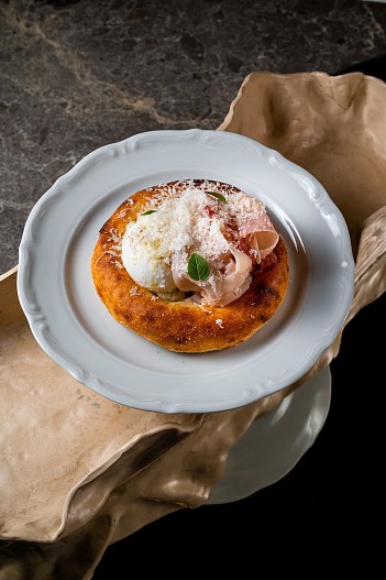 Лепешка, ветчина, яйцо пашот, трюфельный соус