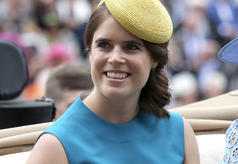 Принцесса Евгения поделилась редкой фотографией с сыновьями в честь своего 35-летия