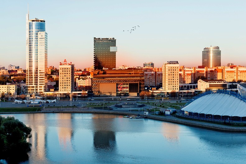 DoubleTree by Hilton Minsk расположен рядом с историческим центром Минска и главными бизнес-объектами города