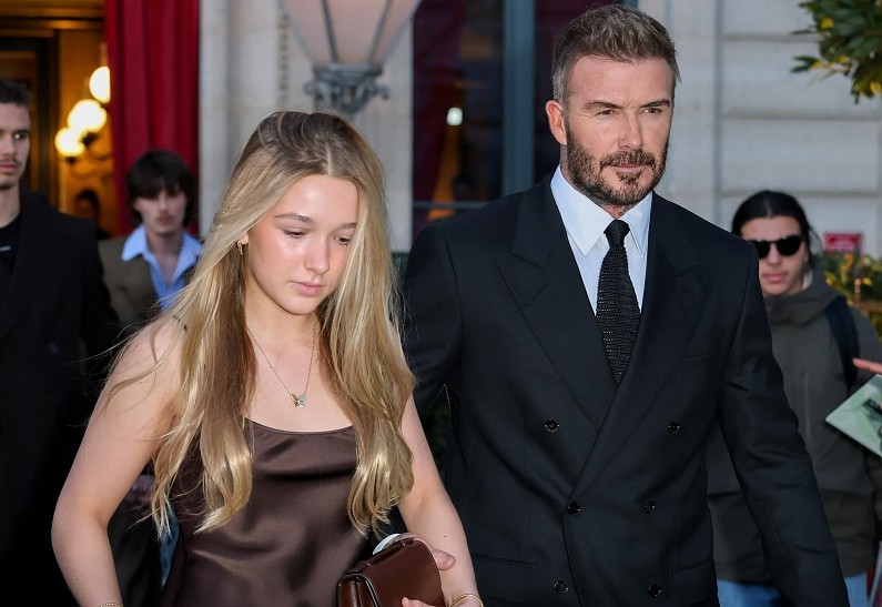 Дэвид Бекхэм с дочерью и сыновьями посетили модное шоу Виктории Бекхэм в Париже