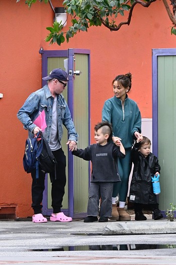 Маколей Калкин и Бренда Сонг с детьми