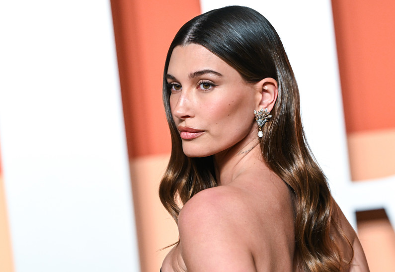 «Потрясающая мамочка!»: Хейли Бибер показала фигуру через восемь месяцев после родов