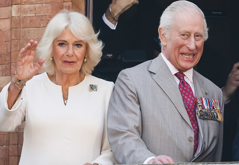 Королева Камилла надела наряд с особым смыслом в честь 20-летней годовщины свадьбы с принцем Чарльзом