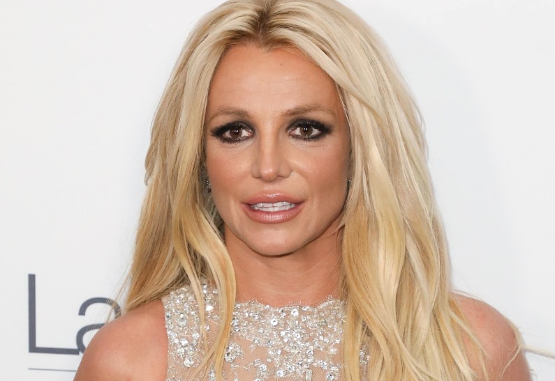 Бритни Спирс не может уйти от бойфренда из-за его шантажа 