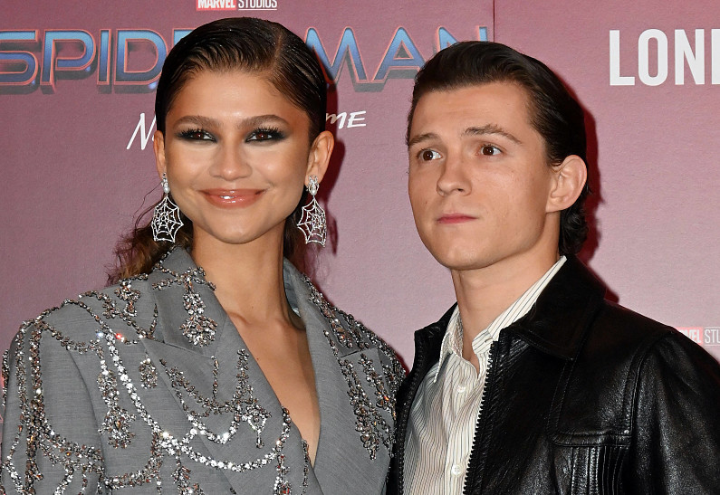 Том Холланд появился на съемках сериала «Эйфория» с участием Зендеи 