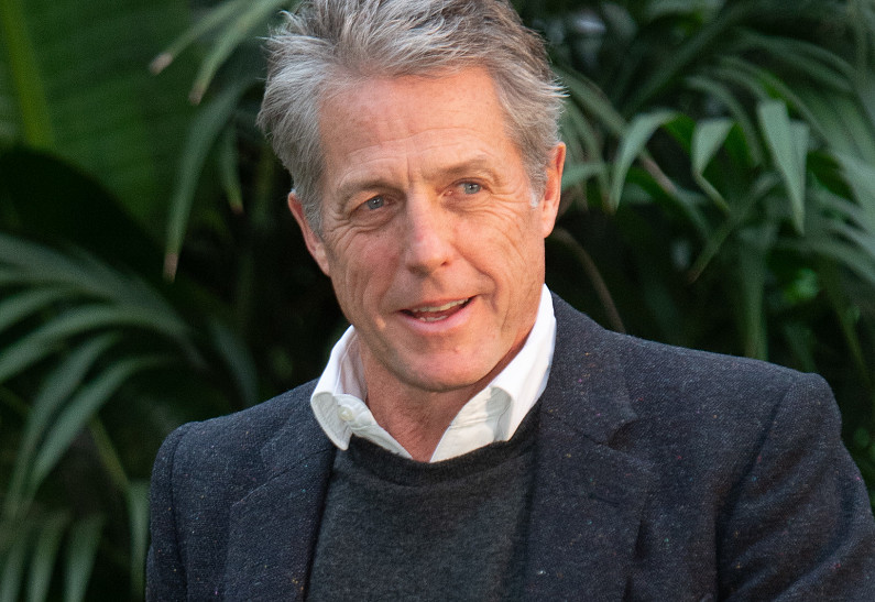 Хью Гранта и его семью задержали в аэропорту. Что произошло?