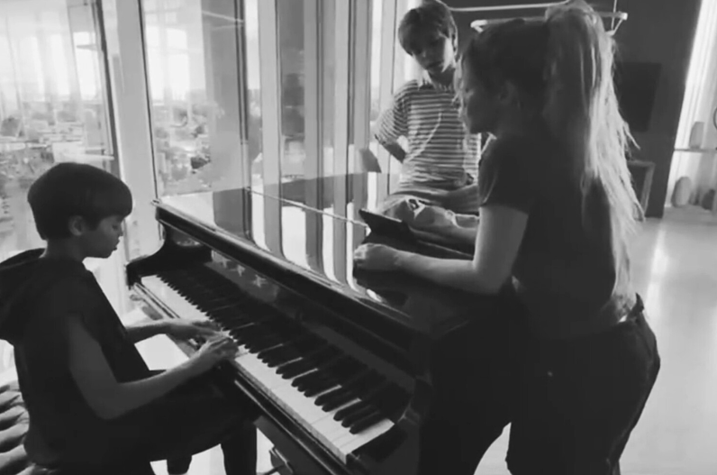 Шакира с детьми