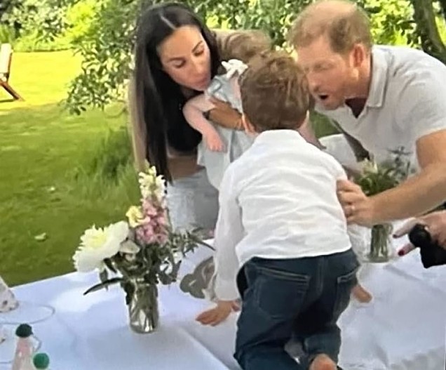 Меган Маркл и принц Гарри с детьми