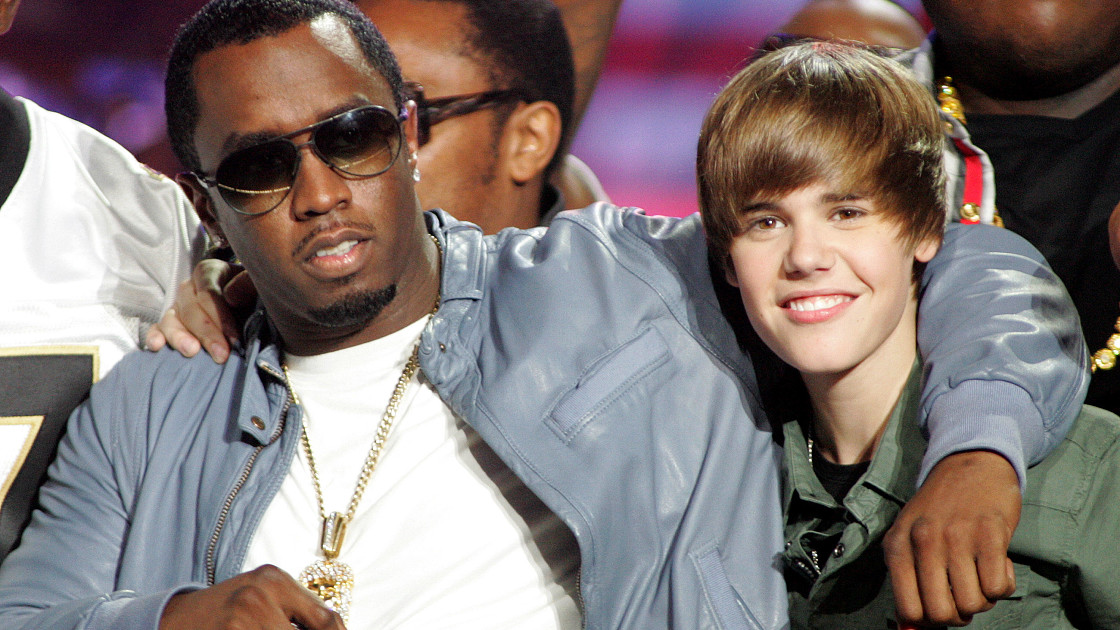 Әдемі бөкселер мен сиськи бар порно көру