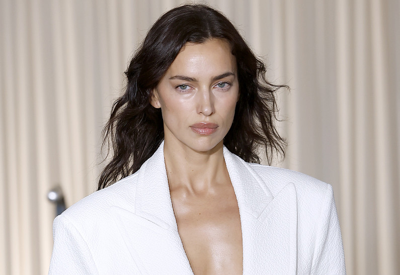 Ирина Шейк в смелом образе привлекла внимание публики на вечеринке в Каннах