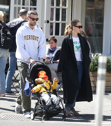 Дженнифер Лоуренс с мужем и сыном