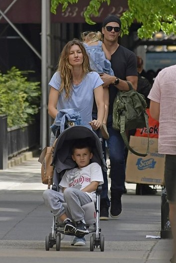 Жизель Бюндхен и Том Брэди с детьми