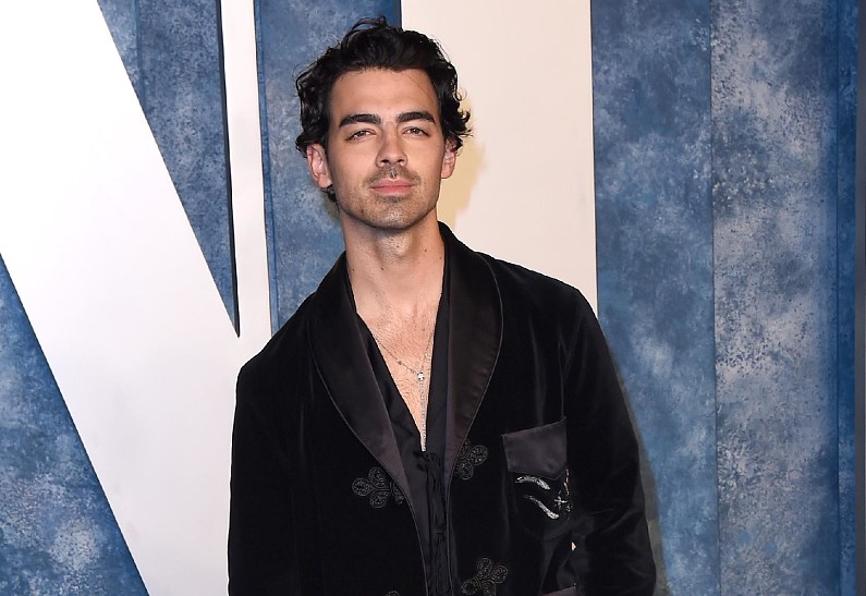 Джо Джонас откровенно рассказал о «темном» периоде своей жизни и работе с психотерапевтом