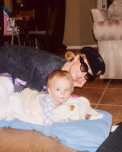 Пэрис Хилтон с сыном