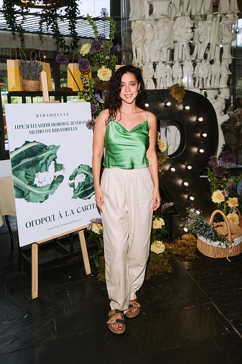 Нана Муштакова