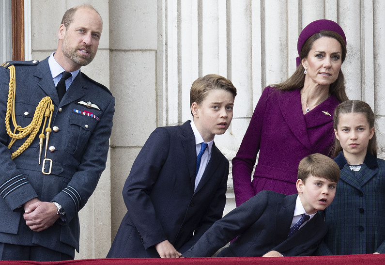 Принц Луи рассмешил публику, передразнив старшего брата на торжественном параде 