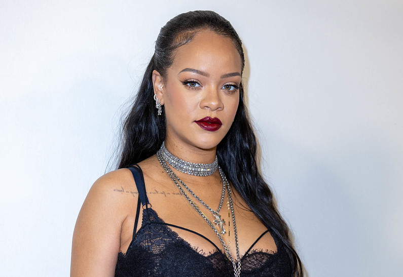 Беременная Рианна устроила провокационную фотосессию в душе