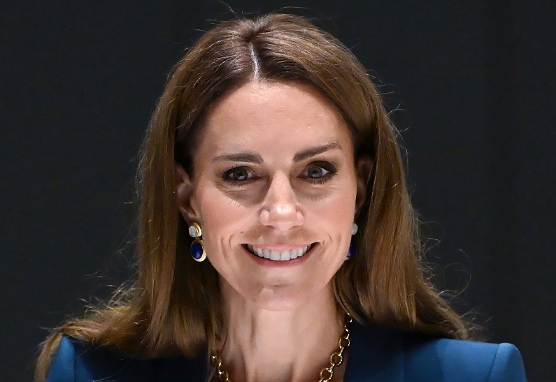 Стильный выход: Кейт Миддлтон появилась на открытии музея в синем брючном костюме