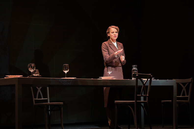 Александра Ребенок в спектакле «Школа этикета» (проект «Голоса страны»)