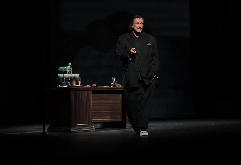 Игорь Миркурбанов в спектакле «#ДокторКудзаев» (проект «Голоса страны»)