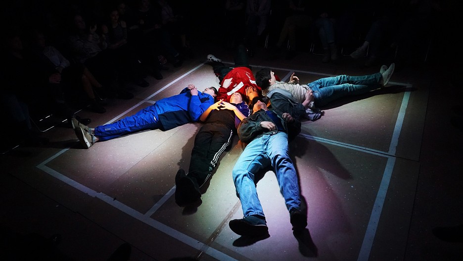 Сцена из спектакля «Квадрат»