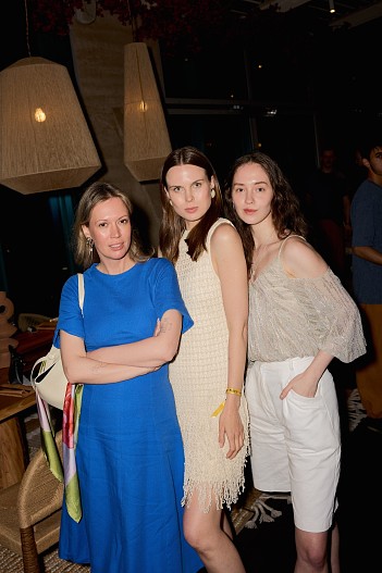 Александра Ревенко (в центре)