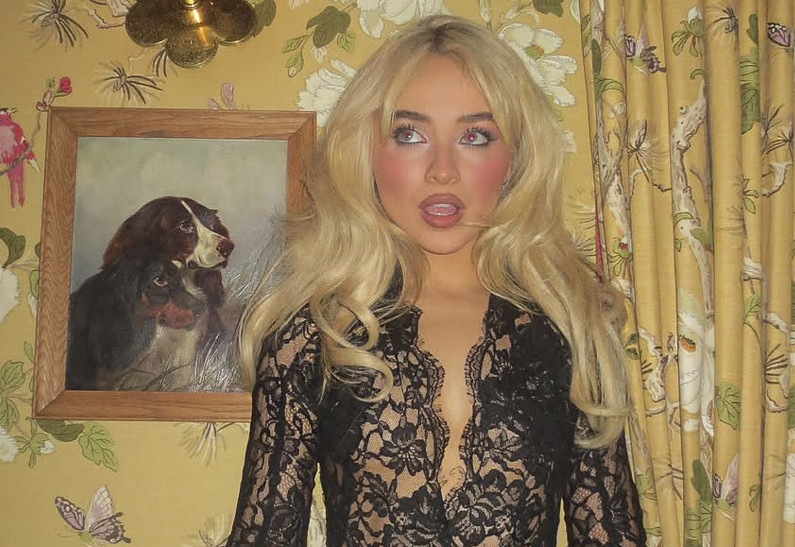 Сабрину Карпентер раскритиковали из-за провокационной обложки