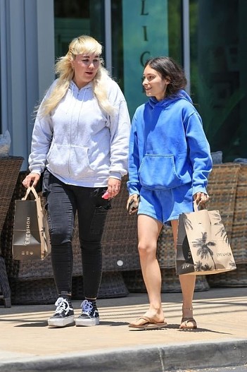 Аманда Байнс с подругой