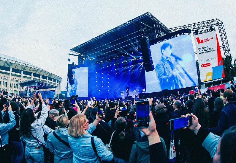 AY YOLA и «Три дня дождя»: как стартовал сезон МТС Live Лето в «Лужниках»
