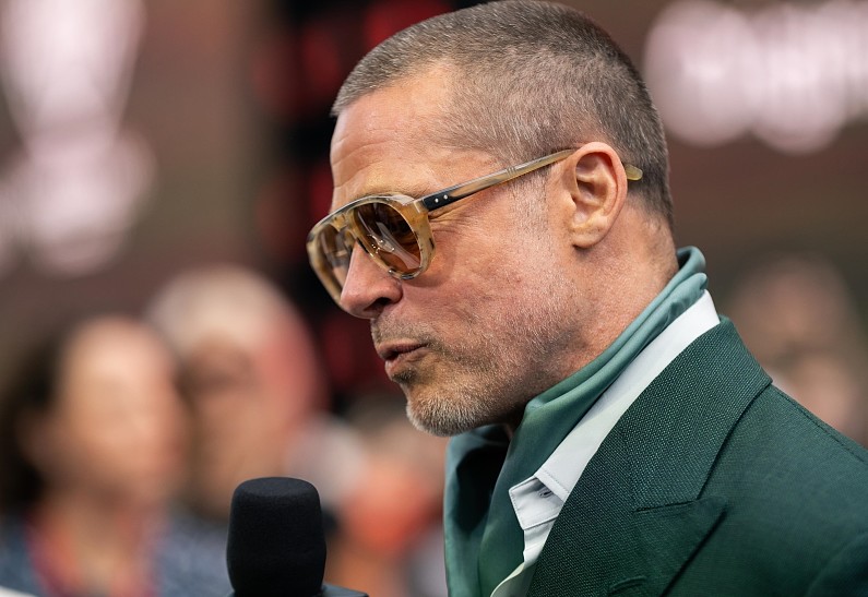 Брэд Питт рассказал о своем опыте посещения встреч анонимных алкоголиков