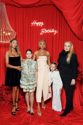 Алина с дочками и сестрой Лианой и мамой Райсой Хасановой