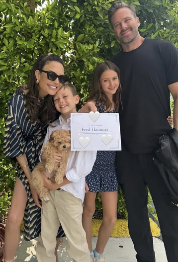 Элизабет Чемберс и Арми Хаммер с детьми