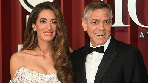 Джордж и Амаль Клуни, Николь Шерзингер, Сара Полсон и другие: лучшие образы премии Tony Awards 2025