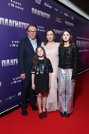 Антон Мегердичев и Елена Панова с дочерьми