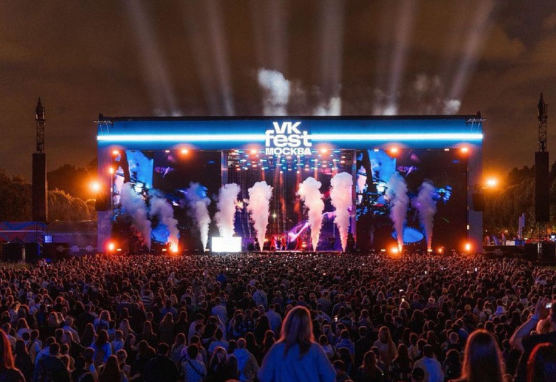 На синюю дорожку VK Fest выйдут Ксения Собчак, Александр Рогов, «Бонд с кнопкой», Регина Тодоренко и еще десятки знаменитостей